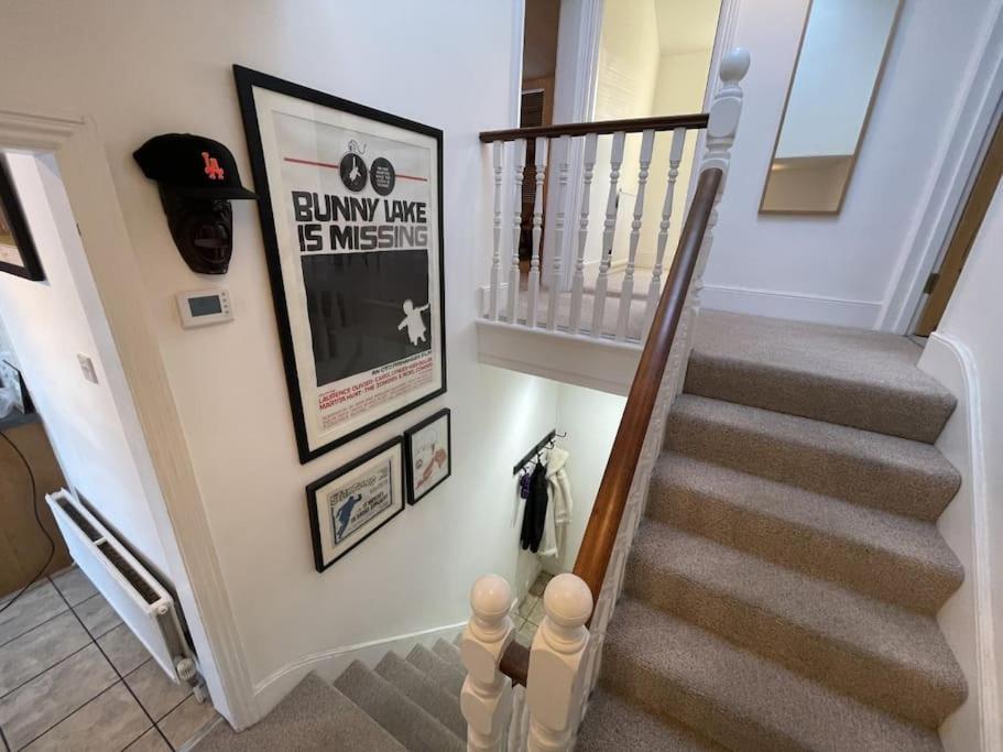 Spacious Two Bedroom Flat In Prestigious Highgate. Лондон Екстериор снимка