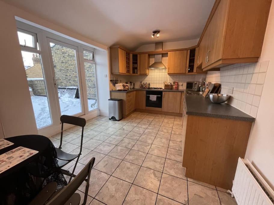 Spacious Two Bedroom Flat In Prestigious Highgate. Лондон Екстериор снимка