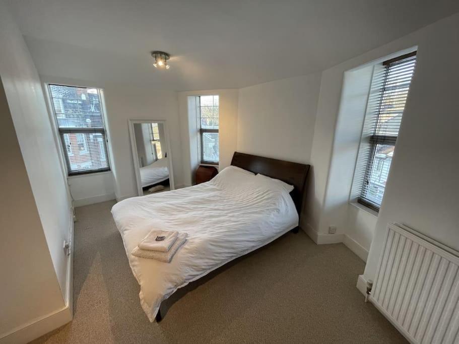 Spacious Two Bedroom Flat In Prestigious Highgate. Лондон Екстериор снимка